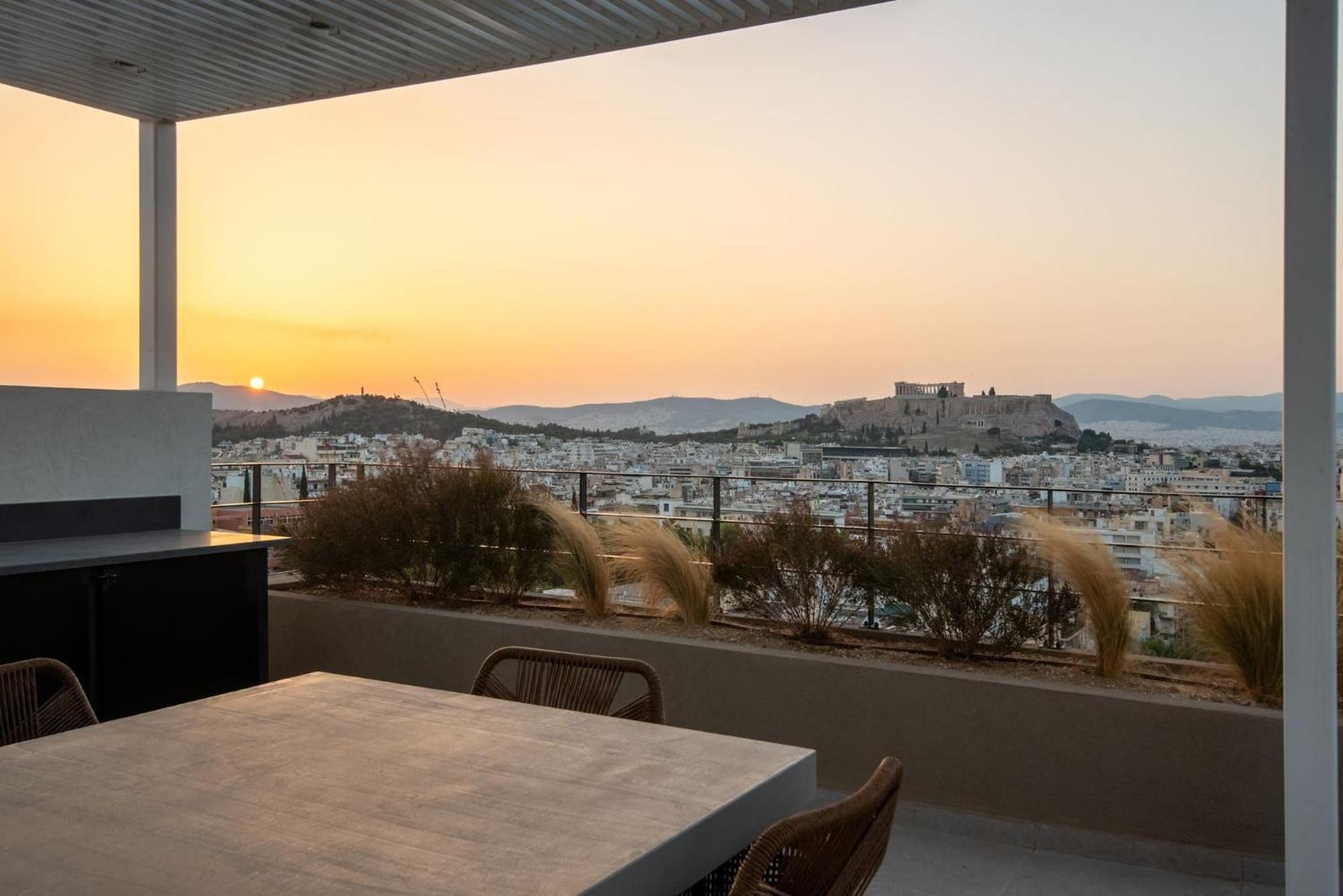 Urban Apt With Stunning Acropolis View & Roofdeck Atene Esterno foto